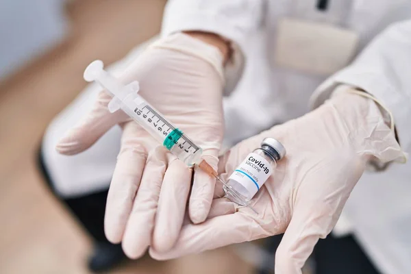Young Caucasian Woman Scientist Holding Syringe Covid Dose Vaccine Laboratory — Foto Stock