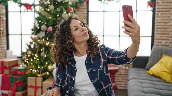 Middle Age Hispanic Woman Taking Selfie Picture Celebrating Christmas Home — Stock Photo, Image