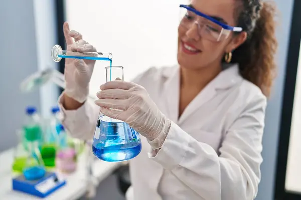 Genç Güzel Spanyol Bilim Kadını Laboratuarda Test Tüpüne Sıvı Döküyor — Stok fotoğraf