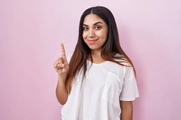 Young Arab Woman Standing Pink Background Showing Pointing Finger Number — Stock Photo, Image