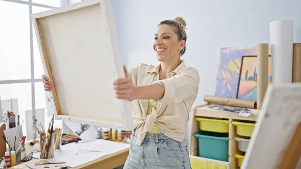 Young Blonde Woman Artist Smiling Confident Looking Draw Art Studio — Stockfoto