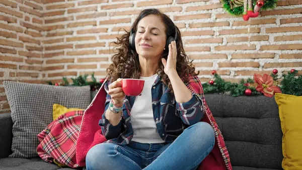 Orta Yaşlı Spanyol Kadın Evde Noel Kutlamak Için Kahve Içiyor — Stok fotoğraf