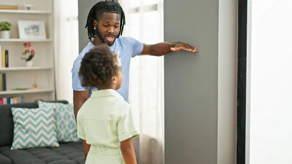 African American Father Daughter Smiling Confident Measuring Height Wall Home — Stock Photo, Image