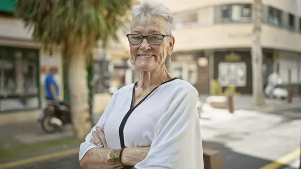 Confident Grey Haired Senior Woman Enjoying Street Life Smiling Arms — Stock Photo, Image