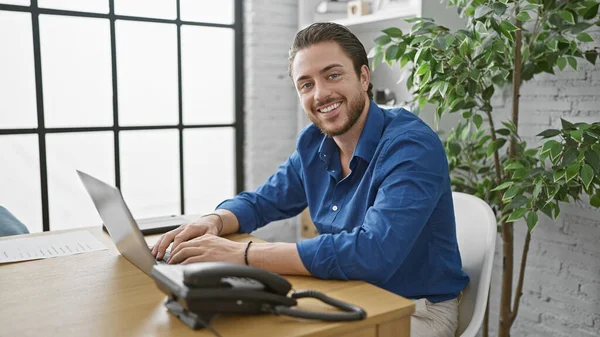 Junge Hispanische Mann Geschäftsmann Mit Laptop Arbeiten Büro — Stockfoto
