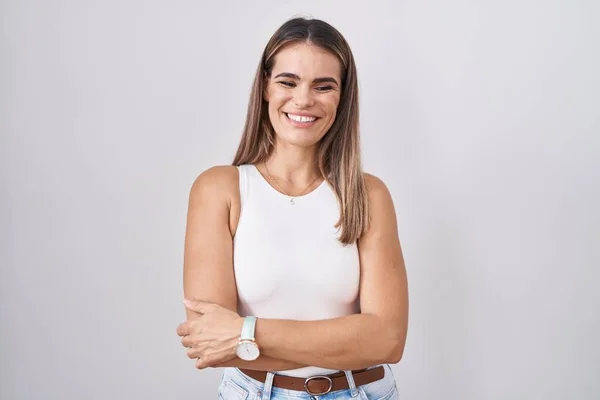 Mujer Joven Hispana Pie Sobre Fondo Blanco Cara Feliz Sonriendo — Foto de Stock