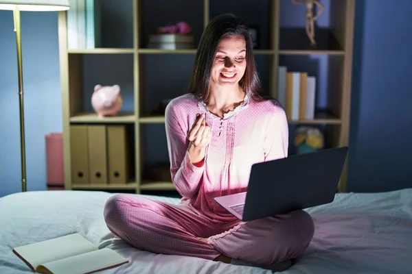Young Hispanic Woman Using Computer Laptop Bed Doing Money Gesture — Stock Photo, Image