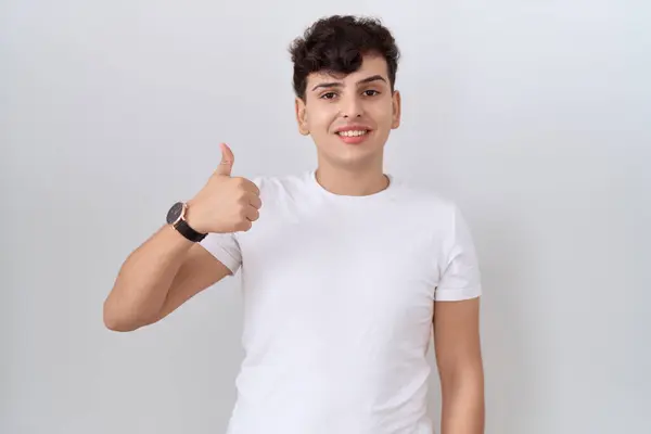 Gündelik Beyaz Tişört Giyen Genç Ikili Olmayan Bir Adam Mutlu — Stok fotoğraf