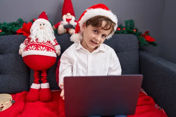 Liebenswerter Hispanischer Junge Sitzt Mit Laptop Auf Sofa Bei Weihnachtsdekoration — Stockfoto