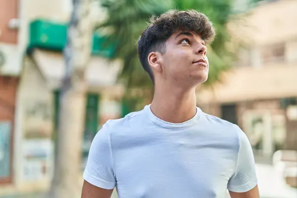 Jovem Adolescente Hispânico Olhando Para Céu Com Expressão Séria Rua — Fotografia de Stock