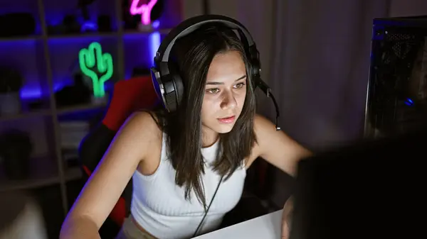 Young Beautiful Hispanic Woman Streamer Playing Video Game Using Computer — ストック写真