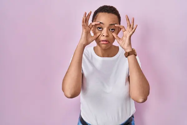 Güzel Afro Amerikalı Kadın Pembe Arka Planda Duruyor Parmaklarıyla Gözlerini — Stok fotoğraf