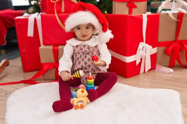 可爱的金发碧眼的小孩坐在地板上玩马拉卡 在家里送圣诞礼物 — 图库照片