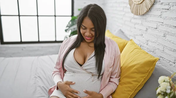 Αυστηρή Νεαρή Έγκυος Που Ακτινοβολεί Ευτυχία Ξεκουράζεται Ευχάριστα Στο Κρεβάτι — Φωτογραφία Αρχείου