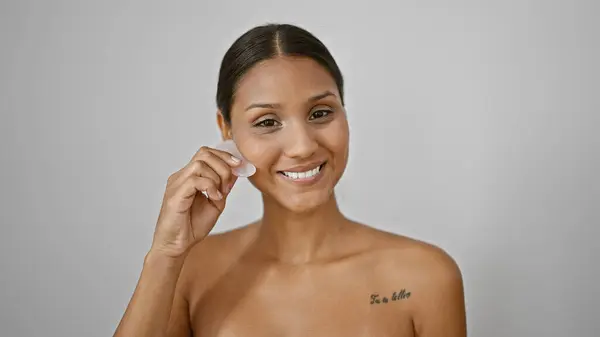 Junge Lateinische Frau Lächelt Selbstbewusst Massierend Gesicht Mit Rosensteinquarz Über — Stockfoto