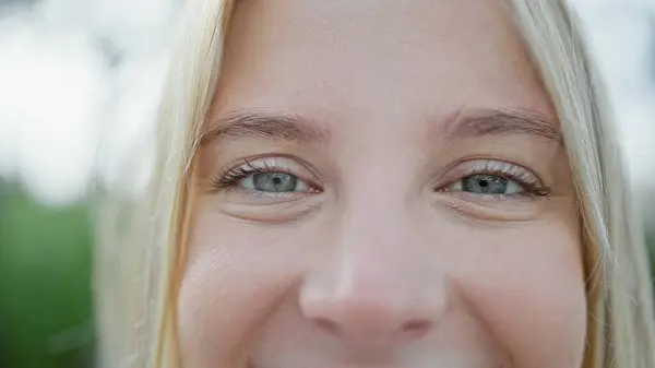Ung Blond Kvinna Nära Ögonen Ler Mot Parken — Stockfoto