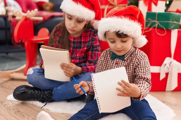 Красивый Мальчик Девочка Рисуют Бумаге Празднуя Рождество Дома — стоковое фото
