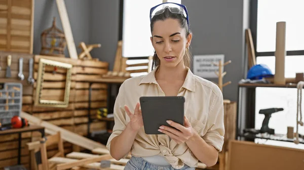 Stunning Young Hispanic Female Carpenter Expertly Navigating Touchpad Amidst Lively — Stock Photo, Image