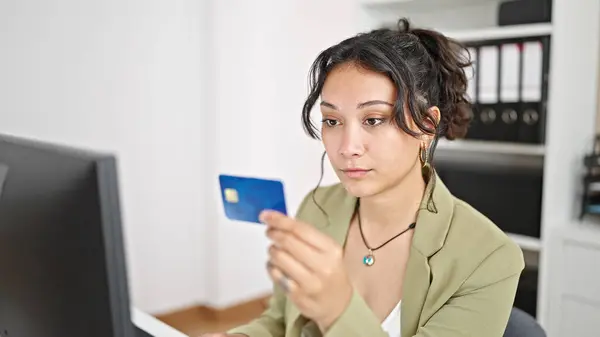 Jonge Mooie Spaanse Vrouw Zakenman Met Behulp Van Computer Creditcard — Stockfoto
