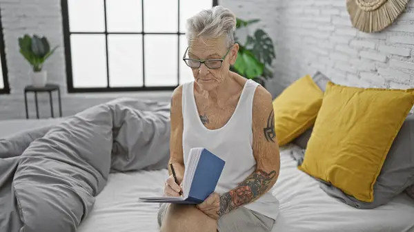 Vrijetijdsbesteding Ochtend Comfortabele Volwassen Vrouw Ontspannen Bed Expressief Schrijven Notitieboek — Stockfoto