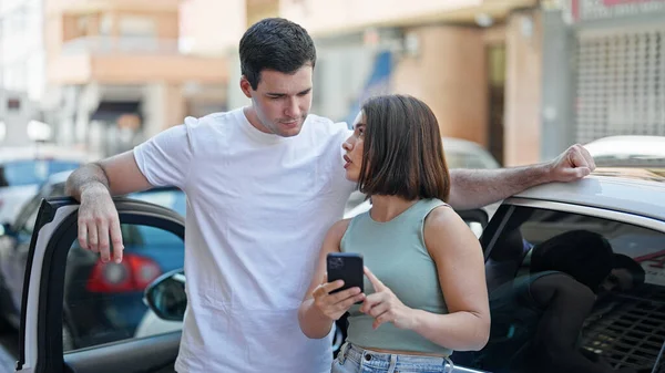 Beautiful Couple Using Smartphone Standing Car Street — Stock Photo, Image