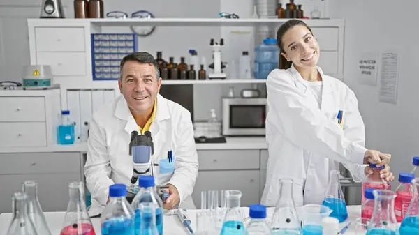 Мужчина Женщина Ученые Весело Работают Вместе Высокотехнологичной Лаборатории — стоковое фото