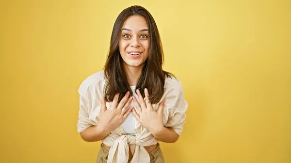 Jonge Mooie Spaanse Vrouw Glimlachend Zelfverzekerd Staand Verrast Geïsoleerde Gele — Stockfoto
