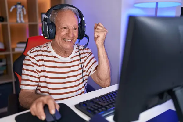 Grauhaariger Mann Mittleren Alters Spielt Videospiel Mit Siegerausdruck Spielhalle — Stockfoto