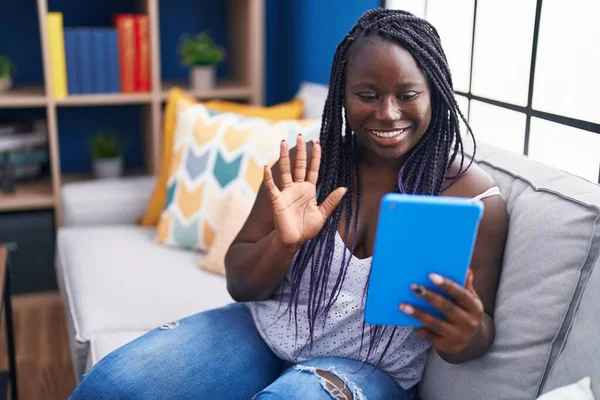 Jonge Afrikaanse Vrouw Met Behulp Van Touchpad Zitten Bank Kijken — Stockfoto