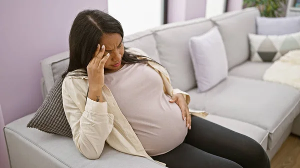 Mladá Hispánka Trpí Vážnou Bolestí Hlavy Během Těhotenství Sedí Doma — Stock fotografie