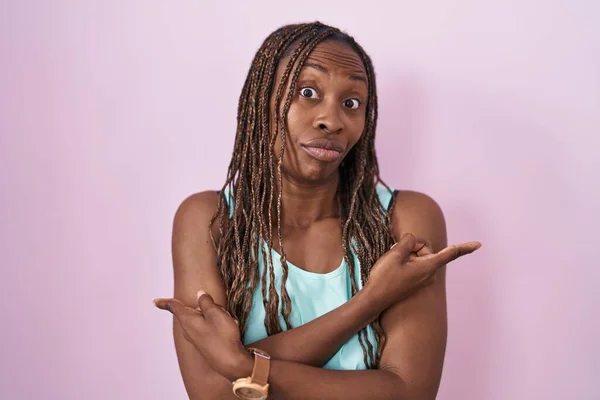 African American Woman Standing Pink Background Pointing Both Sides Fingers — Stock Photo, Image