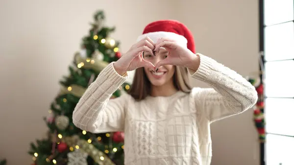 Jovem Bela Mulher Hispânica Fazendo Gesto Coração Junto Árvore Natal — Fotografia de Stock