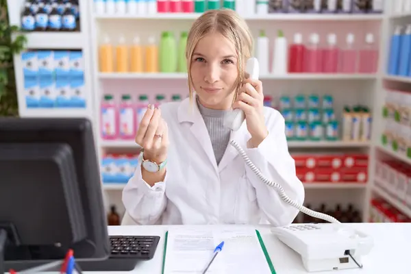 Giovane Donna Caucasica Che Lavora Farmacia Farmacia Parlando Telefono Facendo — Foto Stock