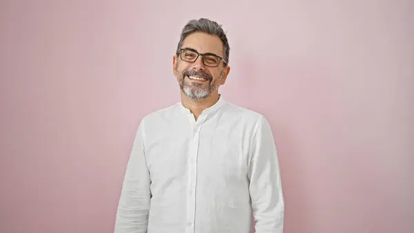 Confident Grey Haired Hispanic Man Flaunting Charming Smile Wearing Glasses — Stock Photo, Image