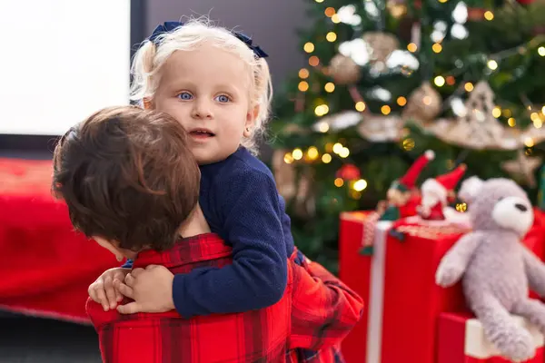 Sevimli Kız Erkek Birbirlerine Sarılıp Noel Evde Kutluyorlar — Stok fotoğraf