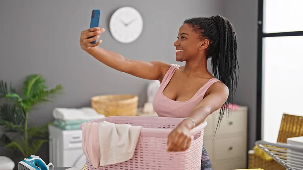 Africano Americano Mulher Fazendo Selfie Por Smartphone Encostado Cesta Com — Fotografia de Stock