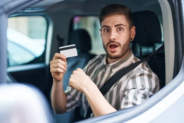 Hispanic Man Beard Driving Car Holding Credit Card Scared Amazed — Stock Photo, Image