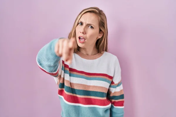 Young Blonde Woman Standing Pink Background Pointing Displeased Frustrated Camera —  Fotos de Stock