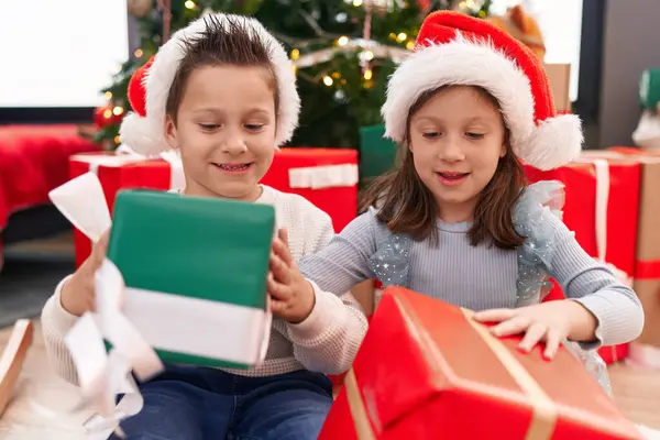 Liebenswerter Junge Und Mädchen Lächeln Selbstbewusst Und Halten Weihnachtsgeschenk Hause — Stockfoto