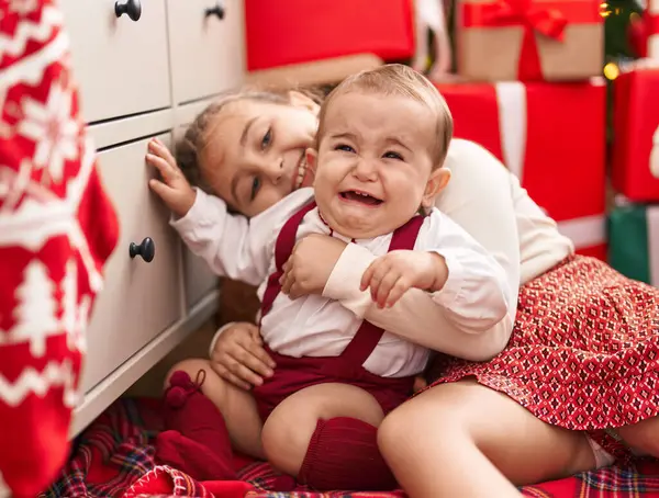 Erkek Kız Kardeşler Noel Hediyeleriyle Yerde Oturup Evde Ağlıyorlar — Stok fotoğraf
