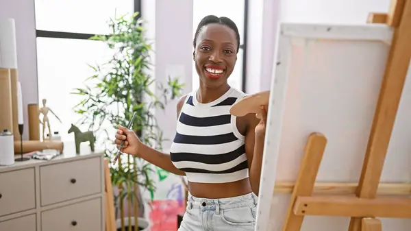Selbstbewusste Afroamerikanische Künstlerin Die Kunststudio Tanzt Und Lächelt Während Sie — Stockfoto