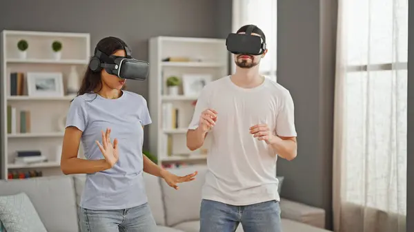 恋爱中的年轻夫妇 在家里一起玩游戏 用虚拟现实眼镜体验一场沉醉的舞蹈视频游戏 — 图库照片