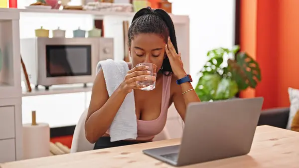 Mujer Afroamericana Bebiendo Vaso Agua Usando Portátil Comedor — Foto de Stock