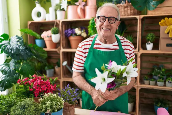 Meia Idade Homem Cabelos Grisalhos Florista Segurando Buquê Flores Loja — Fotografia de Stock