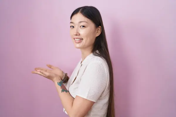 Chinês Jovem Mulher Sobre Fundo Rosa Apontando Para Lado Com — Fotografia de Stock