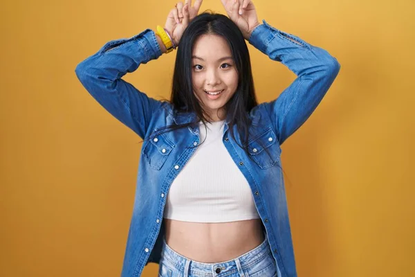 Jovem Mulher Asiática Sobre Fundo Amarelo Posando Engraçado Louco Com — Fotografia de Stock