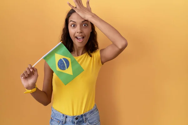 Ung Latinamerikansk Kvinna Med Skamlös Flagga Överraskad Hand Huvud För — Stockfoto
