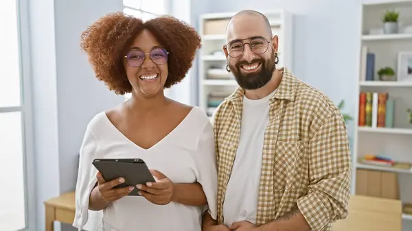 ビジネスワークのためのタッチパッド技術を首尾よく使用する2人の笑顔のオフィスワーカー — ストック写真