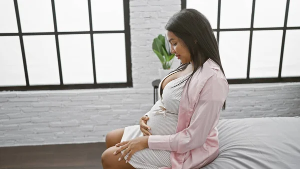 Αυστηρή Νεαρή Έγκυος Που Ακτινοβολεί Ευτυχία Ξεκουράζεται Ευχάριστα Στο Κρεβάτι — Φωτογραφία Αρχείου