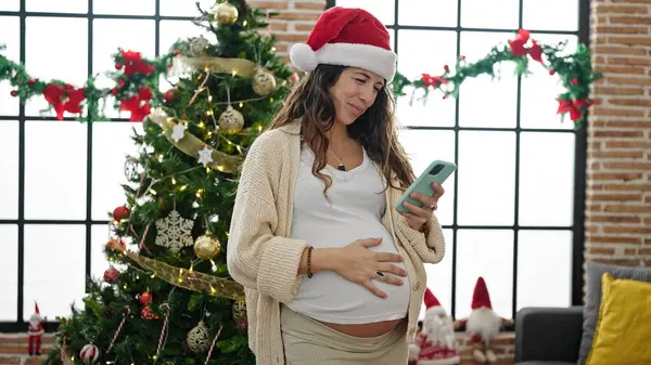 Mladá Těhotná Žena Slaví Vánoce Pomocí Smartphone Doma — Stock fotografie